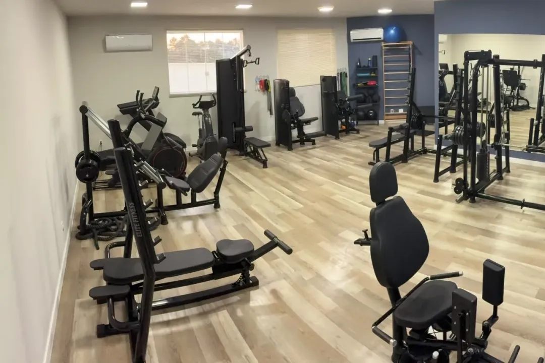 Sala de musculação e cardio da 2A, com aparelhos e piso de madeira